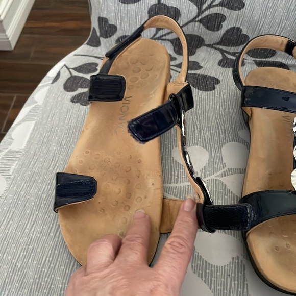 Size 8 pre owned Vionic Sandler black patten leather. Great condition - Picture 4 of 5